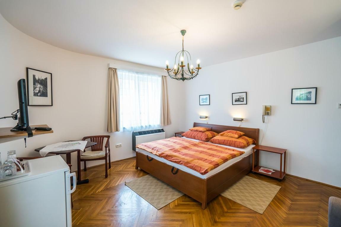 Szent Kristof Panzio Hotel Esztergom Exterior foto